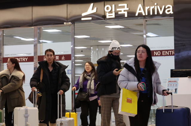 27일 김포국제공항 국제선 청사에서 중국인 관광객들이 입국하고 있다. 연합뉴스