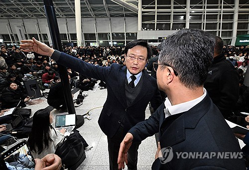 김이배 제주항공 대표가 29일 전남 무안국제공항 2층 유가족 대기실을 방문해 사과한 뒤 발걸음을 돌리고 있다. 연합뉴스