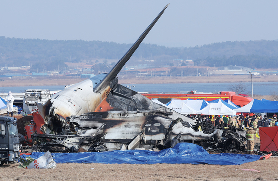 29일 오전 9시 3분께 전남 무안국제공항에서 181명이 탑승한 여객기가 추락해 소방대원들이 사고 수습 작업을 하고 있다. 사고가 난 항공기는 방콕발 제주항공 2216편으로, 랜딩기어 고장으로 동체 착륙하던 중 사고가 난 것으로 파악되고 있다. 뉴스1