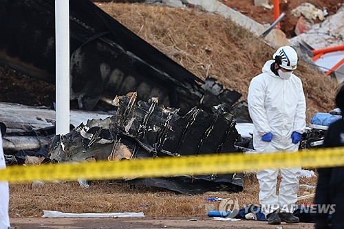 30일 오전 전남 무안군 무안국제공항에서 발생한 제주항공 여객기 충돌 폭발 사고 현장에서 소방대원 등이 주변을 수색하고 있다. 연합뉴스