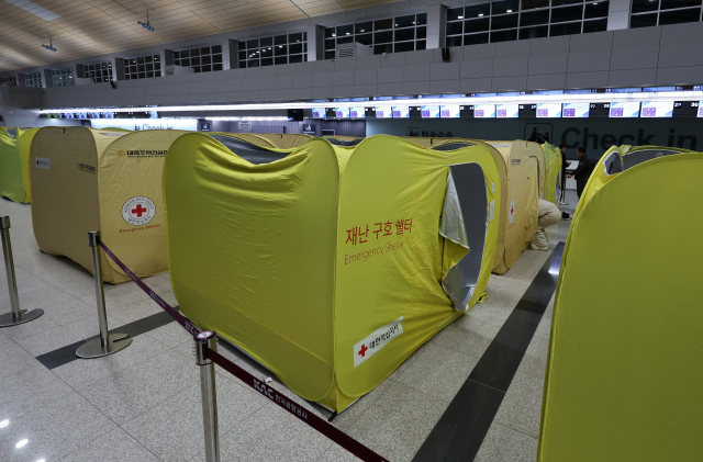 29일 전남 무안군 무안국제공항 2층에서 대한적십자사등이 마련한 유가족들의 쉘터 텐트가 29일 밤 설치되어 있다. 성형주 기자