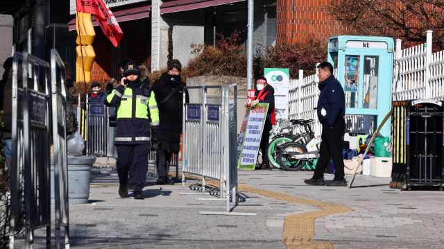 윤석열 대통령에 대한 탄핵심판 사건 첫 변론준비기일인 27일 서울 용산구 한남동 대통령 관저 인근에서 윤 대통령 탄핵을 촉구하는 시민들이 피켓을 들고 있다. 연합뉴스