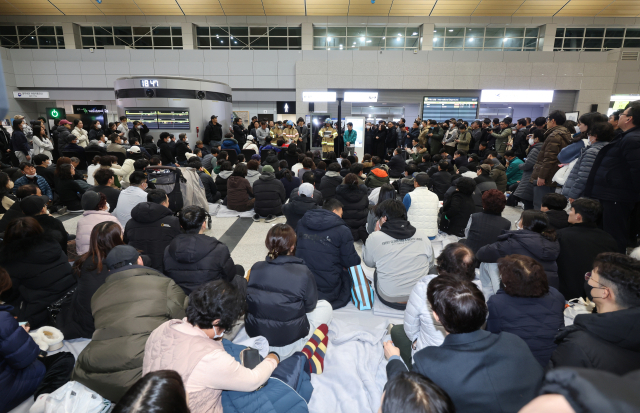 29일 전남 무안국제공항에서 국토부 와 소방서 관계자들이 여객기 추락 사고 유가족들에게 현장 브리핑을 하고 있다. 뉴스1