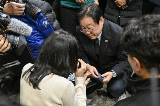 이재명 더불어민주당 대표가 29일 전남 무안군 무안국제공항을 찾아 유가족들을 위로하고 있다.성형주 기자