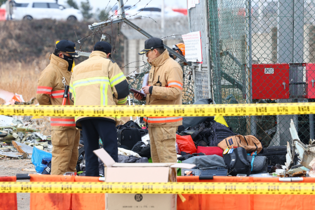 30일 전남 무안군 무안국제공항 제주항공 여객기 충돌 폭발 사고 현장에 탑승객들의 가방과 캐리어가 놓여 있다. 연합뉴스