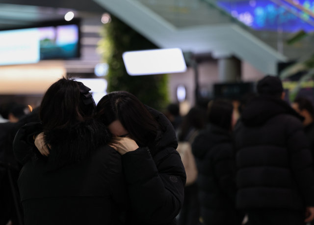 29일 오후 전남 무안군 무안국제공항에서 제주항공 여객기 폭발사고 유가족이 오열하고 있다. 연합뉴스