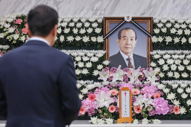 30일 서울 서대문구 세브란스병원 장례식장에 마련된 고(故) 김수한 전 국회의장의 빈소에서 문상객들이 조문을 하고 있다. 뉴스1