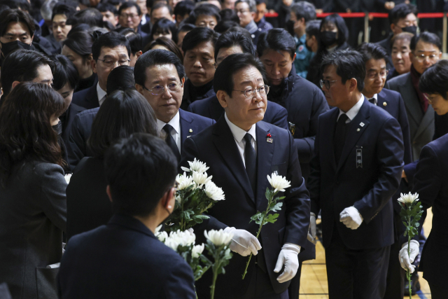 30일 전남 무안군 무안종합스포츠파크에 마련된 제주항공 여객기 사고 희생자 합동분향소에 이재명 더불어민주당 대표를 비롯한 지도부가 조문을 하기 위해 들어서고 있다. 성형주 기자