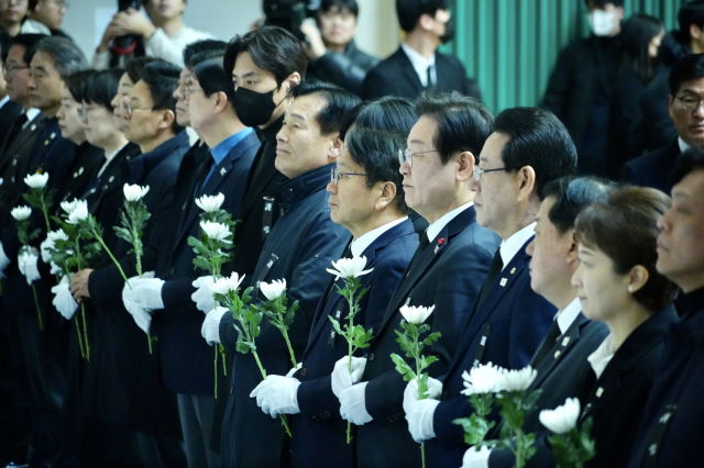 강기정(오른쪽 여섯번째) 광주광역시장이 30일 전남 무안군 무안종합스포츠파크에 마련된 ‘제주항공 여객기 참사 합동분향소’에서 이재명 더불어민주당 대표 등 민주당 지도부들과 함께 참배하고 있다. 사진 제공=광주광역시