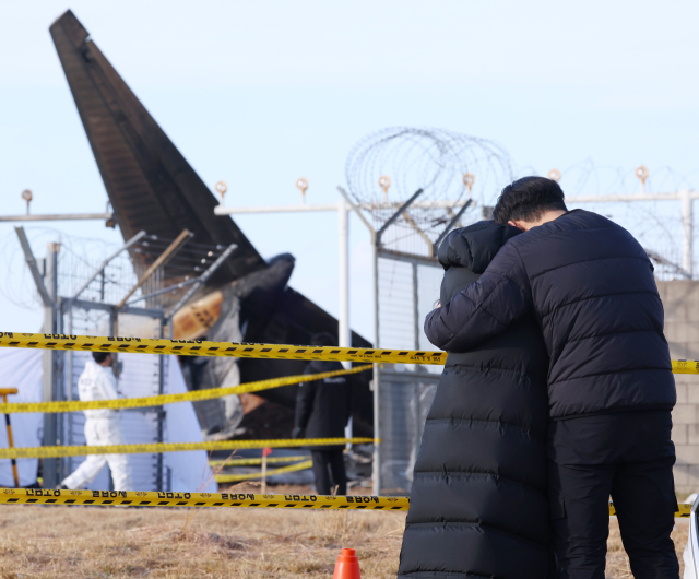 30일 오후 전남 무안군 무안국제공항 제주항공 여객기 참사 현장에서 유가족이 사고 여객기를 바라보며 오열하고 있다. 연합뉴스