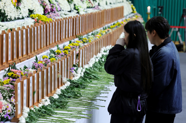 추모객들이 30일 오전 무안 실내체육관에 마련된 제주항공 여객기 사고 희생자 합동 분향소에서 조문하고 있다. 연합뉴스