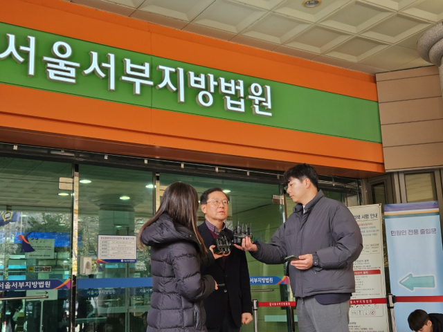 윤석열 대통령의 변호인 윤갑근 변호사가 30일 오후 서울서부지방법원에 의견서·변호인 선임계를 낸 뒤 취재진의 질문에 답하고 있다. 정유민 기자