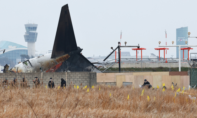 30일 오전 전남 무안군 무안국제공항 제주항공 여객기 충돌 지점이 가벽으로 가려져 있다. 연합뉴스