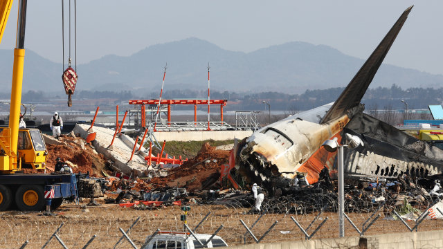 30일 전남 무안군 무안국제공항 활주로 인근의 방위각 시설(로컬라이저)이 전날 제주항공 여객기와의 충돌 여파로 파손돼 있다. 연합뉴스