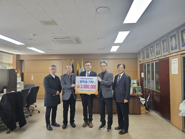 박창준 동산동문장학재단 이사장과 김영호 동산고 교장, 황규수 동산중학교 교장 등이 장학금 기증식에 참석했다. 사진제공=동산고등학교