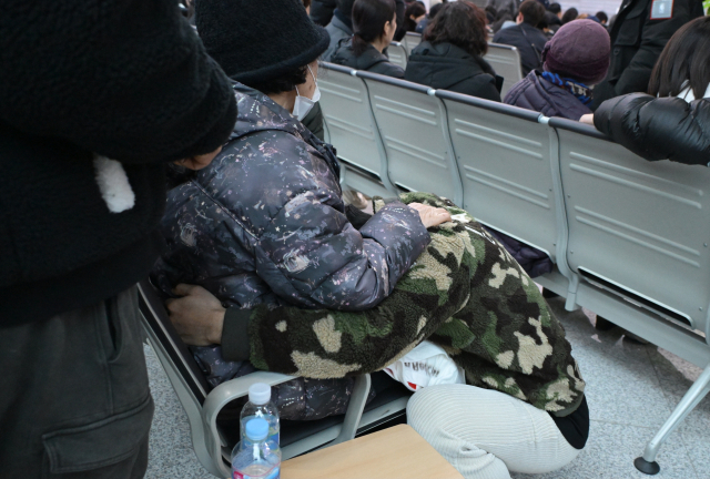 29일 무안국제공항에서 제주항공 추락 관련 유가족 등이 대기하며 슬퍼하고 있다 성형주 기자