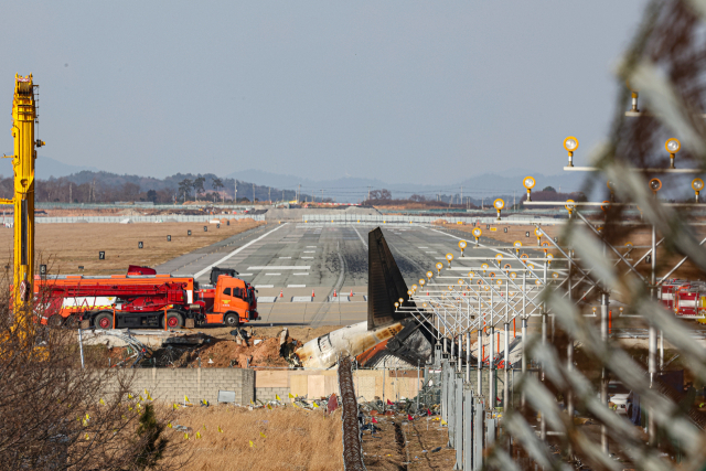 30일 전남 무안군 무안국제공항 활주로에 전날 동체 착륙을 시도하다 충돌 후 폭발한 제주항공 여객기의 흔적과 잔해가 남아 있다. 연합뉴스