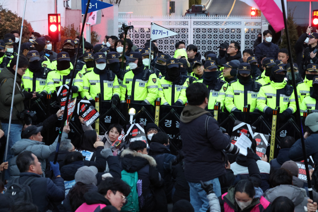 전국민주노동조합총연맹 등 퇴진운동 단체 회원들이 12일 오후 서울 용산구 한남동 대통령 관저 입구에서 윤석열 대통령 탄핵, 국민의힘 해체를 촉구하는 시위를 벌이고 있다. 연합뉴스