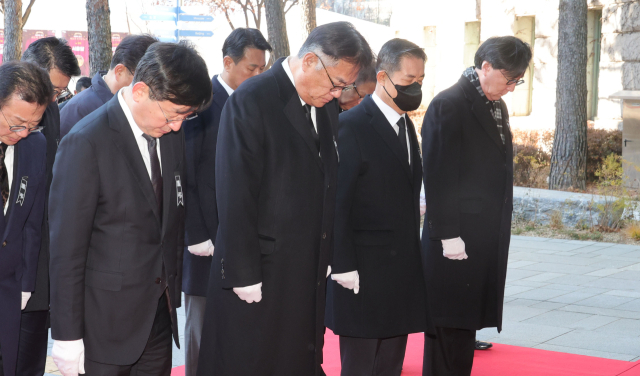 정진석 비서실장, 성태윤 정책실장, 신원식 국가안보실장을 비롯한 대통령실 관계자들이 31일 서울시청 본관 앞에 마련된 제주항공 여객기 희생자 합동분향소에서 묵념하고 있다. 연합뉴스