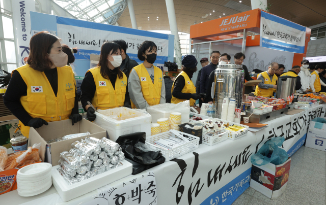 31일 전남 무안국제공항 출국장에서 자원봉사자들이 제주항공 여객기 사고 희생자 유가족과 공항 관계자들을 위한 간식을 준비하고 있다. 뉴스1