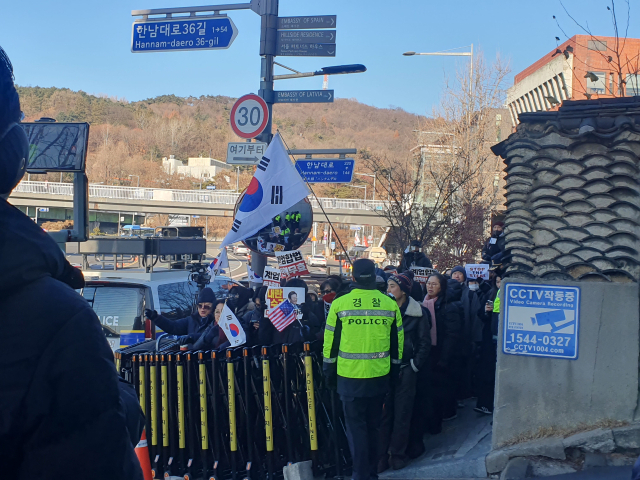 한남동 관저 앞에 모인 보수단체 지지자들이 윤 대통령 탄핵을 반대하는 목소리를 내고 있다. 장형임 기자