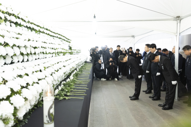 김동연 경기도지사가 31일 도 간부들과 함께 수원역에 마련된 제주항공 여객기 사고 희생자 합동분향소에서 분향하고 있다. 사진 제공 = 경기도