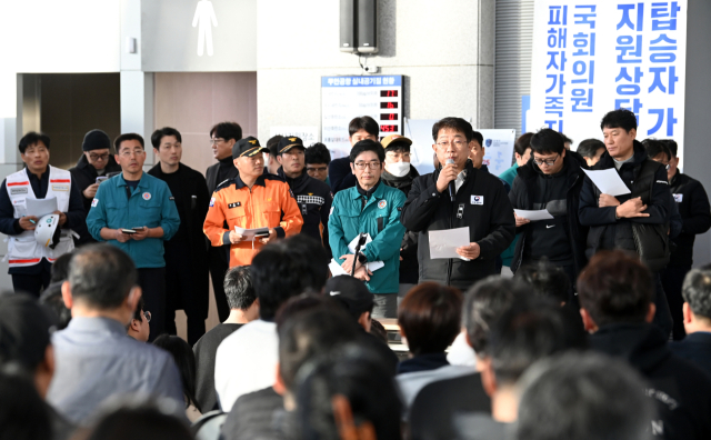 박상우 국토부장관이 31일 전남 무안군 무안국제공항 터미널에서 유가족을 대상으로 브리핑을 하고 있다. 연합뉴스