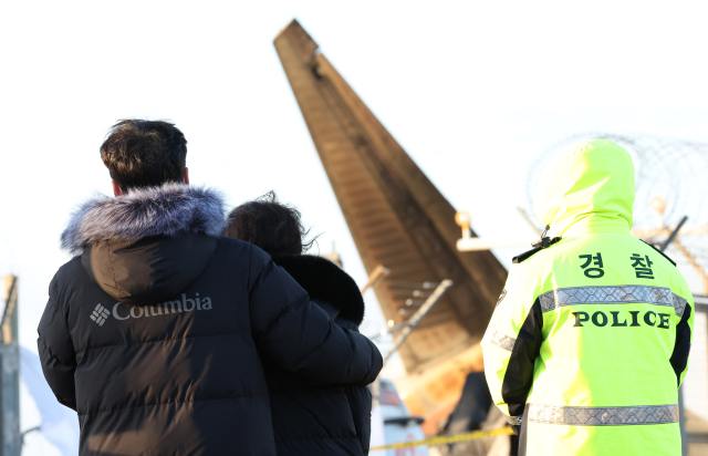 31일 오후 전남 무안군 무안국제공항 제주항공 여객기 참사 현장에서 한 유가족이 오열하자 다른 유가족이 위로하고 있다. 연합뉴스