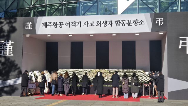 31일 오후 서울 시청역 앞에 마련된 제주항공 무안참사 합동분향소에서 시민들이 헌화를 하고 있다. 채민석 기자