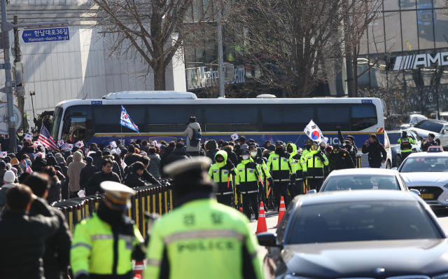 법원이 ‘12·3 비상계엄 사태’로 내란 혐의를 받는 윤석열 대통령에 대한 체포영장을 발부한 31일 서울 용산구 한남동 대통령 관저 인근에서 윤 대통령 지지와 탄핵 집회가 열리고 있다. 연합뉴스