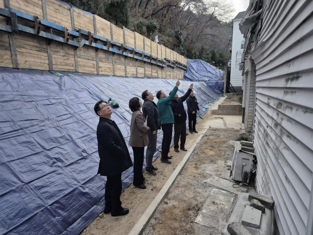 경남 창원시 마산합포구 산호동 한 빌라 인근 옹벽 응급복구 공사 현장. 사진 제공=창원시