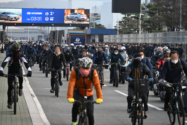 2025년을 엿새 남긴 12월 26일 울산 북구 현대자동차울산공장 명촌정문으로 근로자들이 퇴근하고 있다. 울산=조태형 기자 2024.12.26