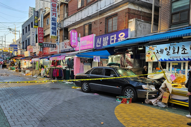 31일 오후 서울 양천구 목동깨비시장에서 70대 남성이 몰던 승용차가 돌진해 다수의 부상자가 발생했다. 연합뉴스