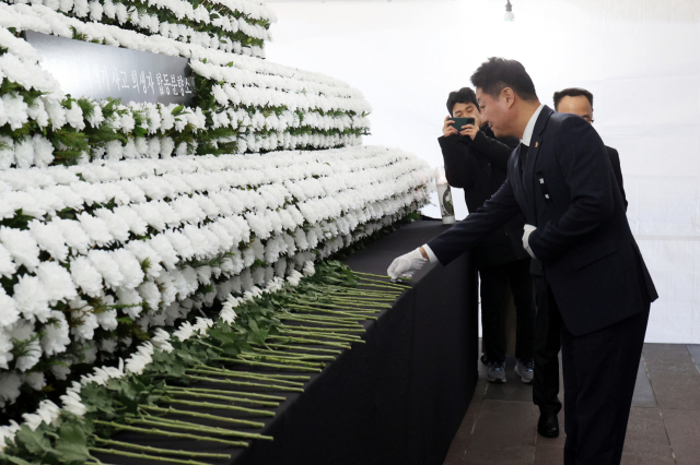 경기도의회 김진경 의장이 31일 제주항공 여객기 사고 경기도 합동분향소를 찾아 희생자들을 애도하고 있다. 사진 제공 = 경기도의회