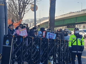 "지키자" "체포하라" 찬반 집회…尹 관저 앞 긴장감 고조