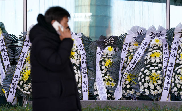 31일 전남 무안군 무안국제공항 터미널 앞에 추모 화환이 놓여 있다.연합뉴스