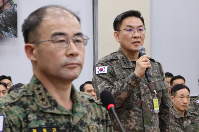 이진우 수도방위사령관(오른쪽)이 10일 오후 국회 국방위원회 전체회의에서 위원 질의에 답하고 있다. 연합뉴스