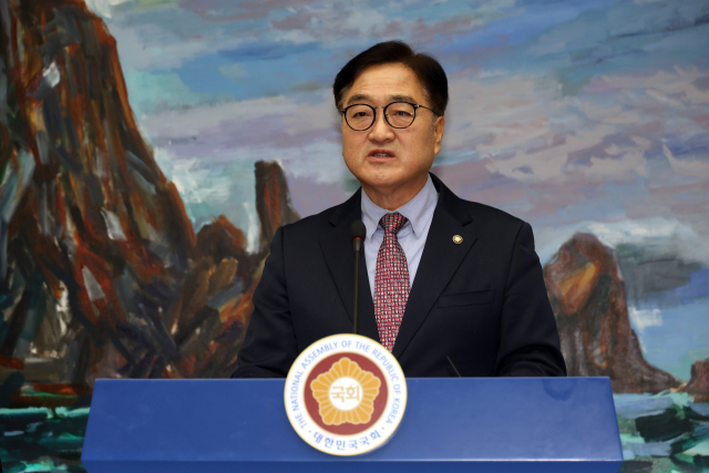 우원식 국회의장이 지난달 24일 국회에서 기자회견을 열고 발언하고 있다. 뉴스1