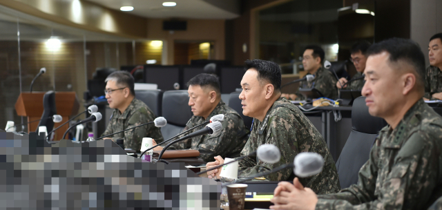 김명수 합참의장이 2025년 새해 첫날인 1일 합참 전투통제실에서 최전방을 사수하고 있는 25사단 GOP대대장(육군중령 정진학), 영공방위의 핵심인 공군작전사령부 항공우주작전본부장(공군준장(진) 김승한), 서북도서를 수호하고 있는 연평부대장(해병대령 정성찬) 등과 지휘통화를 통해 대비태세를 점검했다. 사진 제공=합참