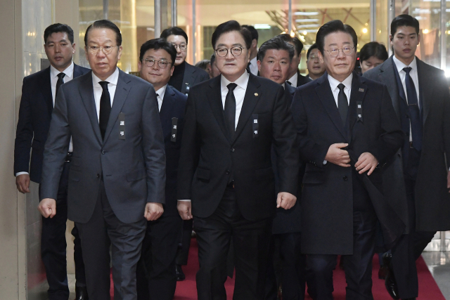 권영세(왼쪽부터) 국민의힘 비상대책위원장, 우원식 국회의장, 이재명 더불어민주당 대표가 31일 서울 여의도 국회 의장실에서 열린 회동에 참석하고 있다. 연합뉴스