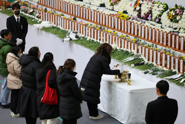 2025년 첫날인 1일 전남 무안군 무안스포츠파크에 마련된 제주항공 참사 합동분향소에서 시민들이 헌화·분향하고 있다. 무안=연합뉴스