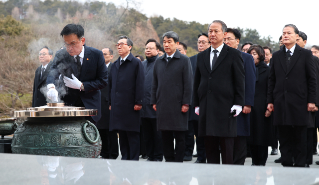 최상목 대통령 권한대행 부총리 겸 기획재정부 장관이 2025년 새해 첫날인 1일 국립서울현충원을 찾아 현충탑에 분향하고 있다. 연합뉴스