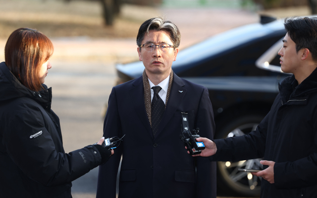 오동운 고위공직자범죄수사처장이 1일 오전 정부과천청사 공수처로 출근하며 취재진의 질문에 답변하고 있다. 연합뉴스