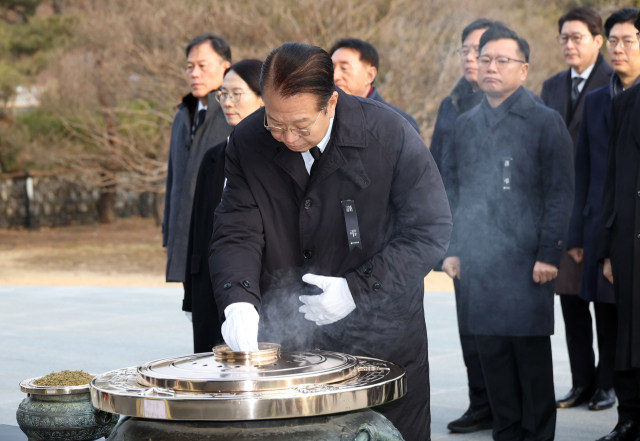 권영세 국민의힘 비상대책위원장이 1일 오전 서울국립현충원에서 현충탑을 참배하고 있다. 연합뉴스