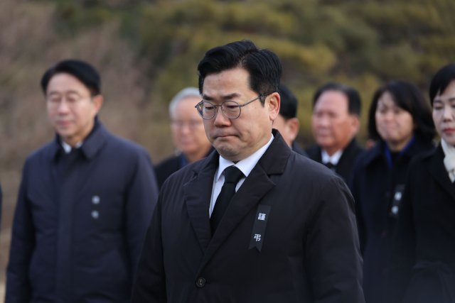 박찬대 더불어민주당 원내대표와 의원들이 1일 오전 서울국립현충원을 찾아 현충탑으로 향하고 있다. 연합뉴스