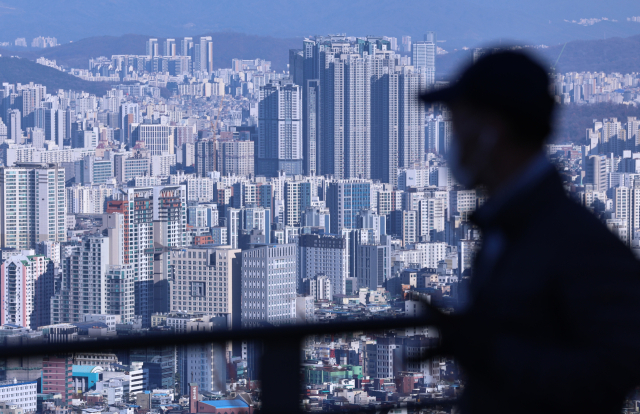 서울 남산에서 지난달 8월 바라본 아파트 단지. 뉴스1
