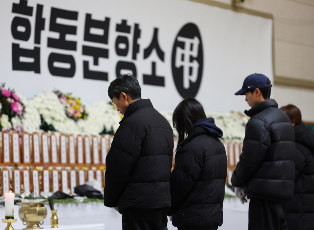 2025년 첫날인 1일 전남 무안군 무안스포츠파크에 마련된 제주항공 참사 합동분향소에서 시민들이 헌화·분향하고 있다. 무안=연합뉴스