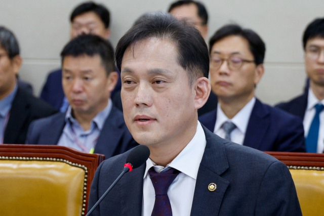 김태규 방송통신위원장 직무대행이 10월 24일 오전 서울 여의도 국회 과학기술정보방송통신위원회에서 열린 방송통신위원회 및 소관 감사대상기관 전체 종합 국정감사에서 의원 질의에 답하고 있다. 뉴스1