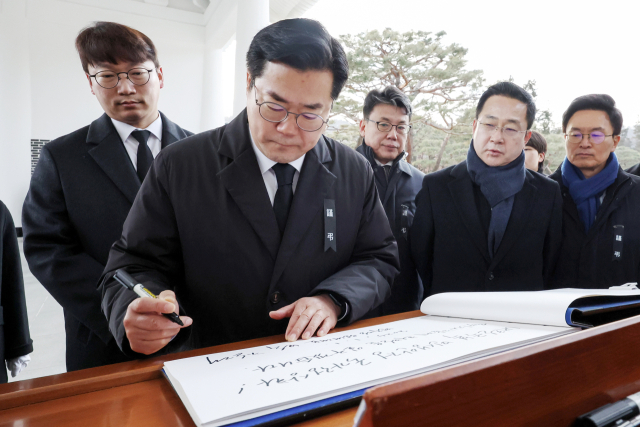 박찬대 더불어민주당 원내대표가 2025년 을사년(乙巳年) 첫 날인 1일 오전 서울 동작구 국립서울현충원을 찾아 참배를 마친 뒤 방명록을 작성하고 있다. 뉴스1