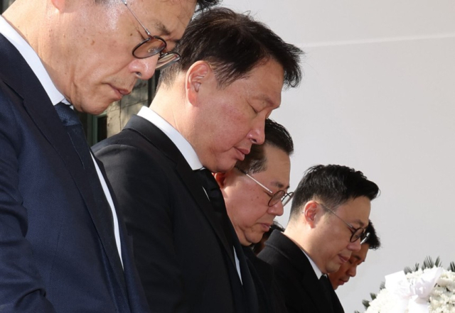 최태원 대한상공회의소 회장을 비롯한 임직원이 1일 서울 중구 서울광장에 마련된 제주항공 여객기 희생자 합동분향소에서 조문을 하고 있다.사뉴스1